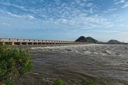 కృష్ణా నదికి వరద వరద ..! ప్రకాశం బ్యారేజీ వద్ద ప్రమాద హెచ్చరిక జారీ జారీ, భద్రాచలం వద్ద పెరుగుతున్న పెరుగుతున్న నీటిమట్టం