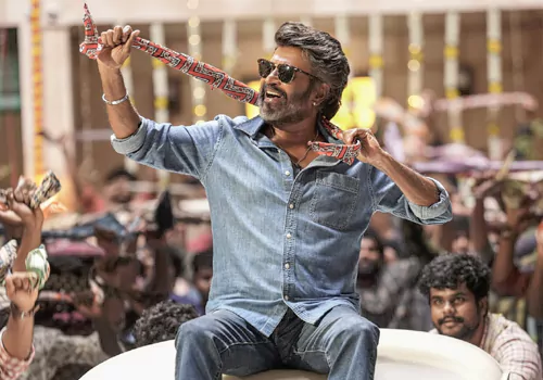 డివైడ్ టాక్ తోనూ కలెక్షన్ల కలెక్షన్ల .. ఇండస్ట్రీ ఇండస్ట్రీ రికార్డులు తిరగరాస్తున్న కూలీ!