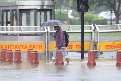 దేశవ్యాప్తంగా భారీ వర్షాలు- దిల్లీ, ముంబైలో ముంబైలో మునిగిన రోడ్లు రోడ్లు .. స్కూళ్లకు స్కూళ్లకు సెలవు స్కూళ్లకు
