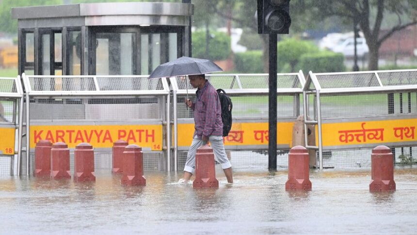 దేశవ్యాప్తంగా భారీ వర్షాలు- దిల్లీ, ముంబైలో ముంబైలో మునిగిన రోడ్లు రోడ్లు .. స్కూళ్లకు స్కూళ్లకు సెలవు స్కూళ్లకు