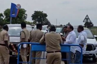 పులివెందులలో హై టెన్షన్‌…! కొనసాగుతున్న కొనసాగుతున్న - ఈసీ ఆఫీస్ ముందు వైసీపీ ఆందోళన ఆందోళన