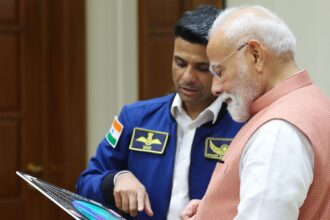 ప్రధానిని కలిసిన శుభాన్షు శుభాన్షు శుక్లా .. మోదీకి మోదీకి స్పెషల్ గిఫ్ట్ .. మిషన్ మిషన్ చాలాసేపు చాలాసేపు!