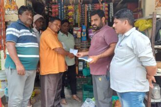 బయట చెత్త పడేసిన దుకాణదారులకు దుకాణదారులకు