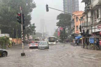 భారీ వర్షాలతో ముంబయి అతలాకుతలం అతలాకుతలం .. ఐఎండీ ఐఎండీ రెడ్ అలర్ట్ .. పాఠశాలలకు పాఠశాలలకు పాఠశాలలకు పాఠశాలలకు