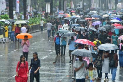 ముంబైలో అతి భారీ భారీ వర్షాలకు ప్రజలు విలవిల- మహారాష్ట్రలో మహారాష్ట్రలో యెల్లో యెల్లో, ఆరెంజ్, రెడ్ రెడ్ అలర్ట్ జారీ ..