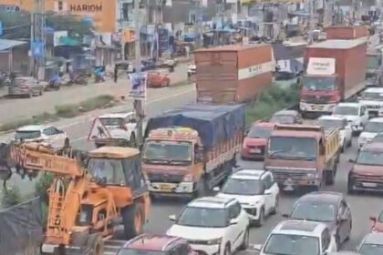 విజయవాడ - హైదరాబాద్ హైవే మార్గంలో ట్రాఫిక్‌ ట్రాఫిక్‌ జామ్‌ - కి.మీ మేర మేర వాహనాల రద్దీ ..!