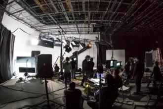 సినీ కార్మికుల సమ్మె .. బిగ్ ట్విస్ట్ ఇచ్చిన తెలంగాణ తెలంగాణ!