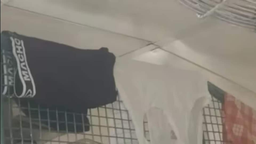 అరే ఏంట్రా ఇది ... అప్పర్ అప్పర్ అండర్వేర్లు అండర్వేర్లు, బనియన్లు ఆరేసుకున్నాడు!