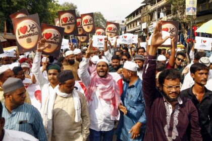 'ఐ లవ్ ముహమ్మద్' వివాదం వివాదం వివాదం గుజరాత్‌లో గుజరాత్‌లో రాళ్ల రాళ్ల దాడి, షాపుల షాపుల- నేను గుజరాత్ షాపులలో ముహమ్మద్ వరుస రాళ్లను ప్రేమిస్తున్నాను, దెబ్బతిన్నది,