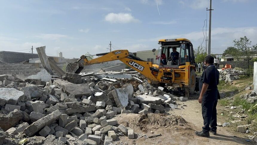 కబ్జాల చెర నుంచి 300 ఎకరాల సర్కార్ భూమికి విముక్తి ..! గాజులరామారంలో 'హైడ్రా' భారీ భారీ భారీ