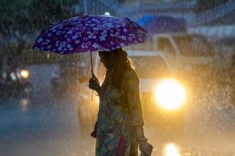 కోల్‌కతా వర్షాలు: దుర్గా దుర్గా పూజ వేళ కోల్కతాలో భారీ- ముగ్గురు ముగ్గురు!