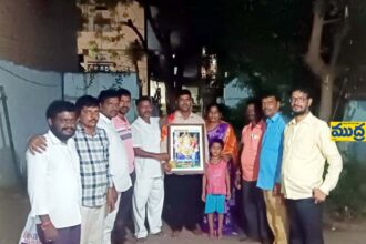 దాతలను సన్మానించిన భారత యువజన సంఘం సభ్యులు