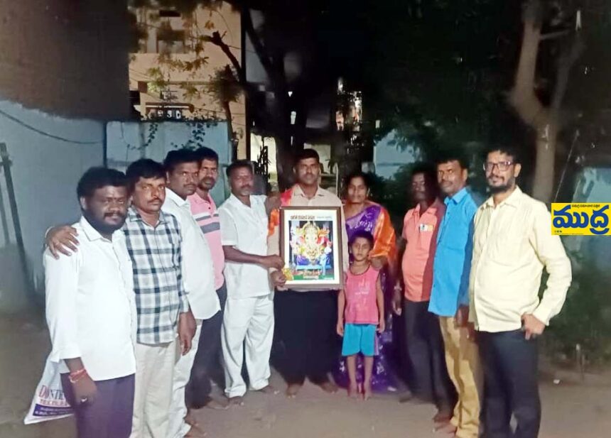 దాతలను సన్మానించిన భారత యువజన సంఘం సభ్యులు