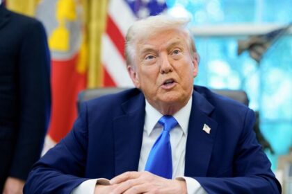 'భారత టెకీలపై అణు బాంబు- బాంబు ట్రంప్ ట్రంప్ 1 బీ వీసా ఫీజు నిర్ణయంపై సర్వత్రా సర్వత్రా సర్వత్రా విమర్శలు ..