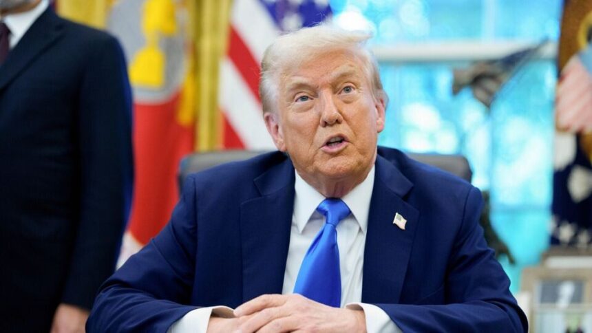 'భారత టెకీలపై అణు బాంబు- బాంబు ట్రంప్ ట్రంప్ 1 బీ వీసా ఫీజు నిర్ణయంపై సర్వత్రా సర్వత్రా సర్వత్రా విమర్శలు ..