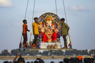 హైదరాబాద్ గణేష్ నిమజనం: హైదరాబాద్లో అంగరంగ వైభవంగా గణేశ్ నిమజ్జనం!