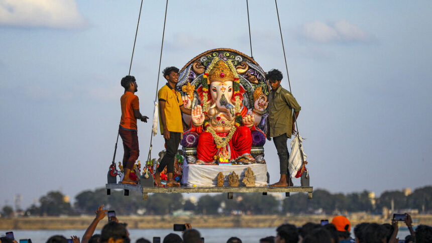 హైదరాబాద్ గణేష్ నిమజనం: హైదరాబాద్లో అంగరంగ వైభవంగా గణేశ్ నిమజ్జనం!