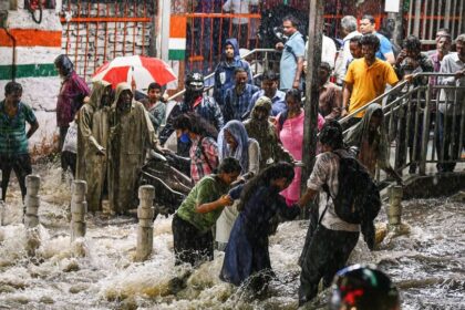హైదరాబాద్ లో ఎడతెరిపి లేకుండా లేకుండా వర్షం ..! ఐటీ ఉద్యోగులకు వర్క్‌ వర్క్‌ ఫ్రమ్‌ ఇవ్వాలని ఇవ్వాలని పోలీసుల ప్రకటన