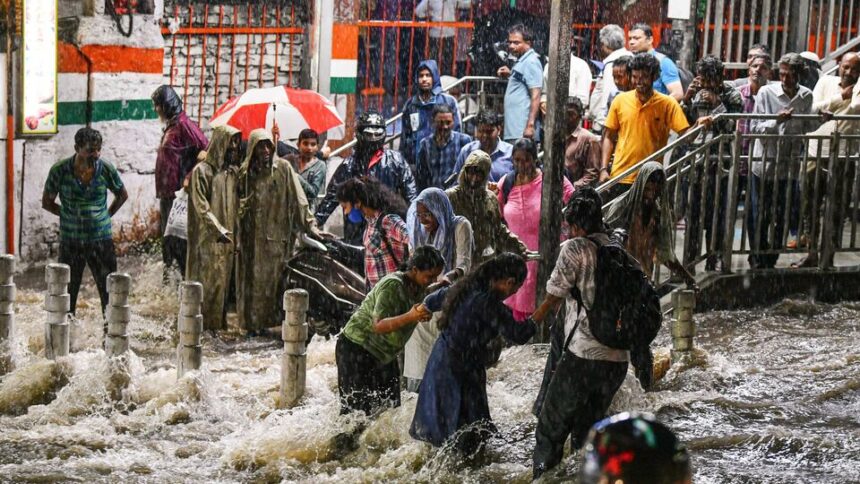 హైదరాబాద్ లో ఎడతెరిపి లేకుండా లేకుండా వర్షం ..! ఐటీ ఉద్యోగులకు వర్క్‌ వర్క్‌ ఫ్రమ్‌ ఇవ్వాలని ఇవ్వాలని పోలీసుల ప్రకటన