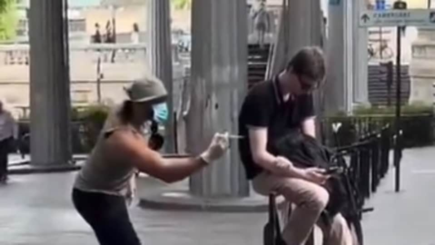 కంటెంట్ కోసం ప్రజలను సూదులతో పొడిచి భయపెట్టాడు! తీసుకెళ్లి జైలులో పడేశారు ..