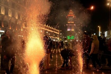 కాలిఫోర్నియాలో అధికారిక సెలవు దినంగా దీపావళి- కాలిఫోర్నియా దీపావళి స్టేట్ హాలిడే మూడవ యుఎస్ స్టేట్ అని ప్రకటించింది, అలా చేయటానికి,