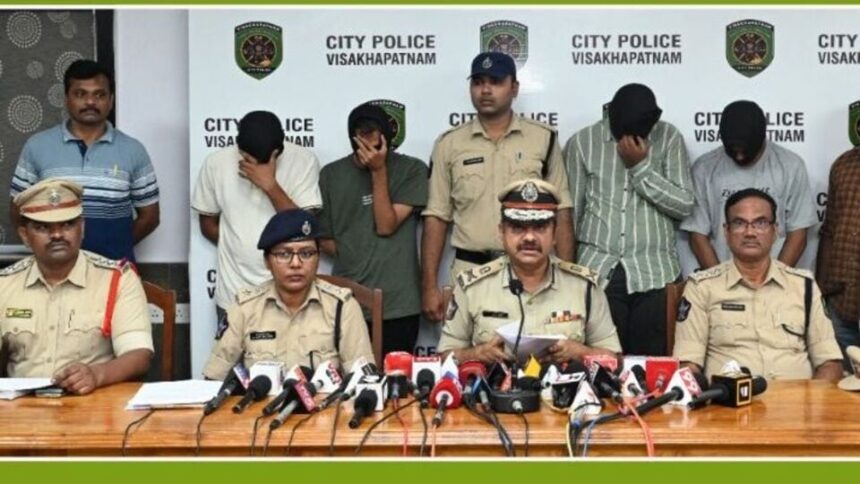 విశాఖ చోరీ కేసులో ట్విస్ట్‌ - సొంతింటికే కన్నం వేసిన మనవడు మనవడు ...! అసలు అసలు ఇదే ఇదే- వీసఖపట్నం పోలీసు అరెస్ట్ మనవడిని దొంగతనం చేసినందుకు మనవడిని అరెస్టు చేస్తారు 12 టోలాస్ బంగారు రూ .2 లక్షల నగదు, ఆంధ్ర ప్రదేశ్ ప్రదేశ్ న్యూస్ న్యూస్