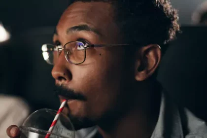 హీరో చేత సిగరెట్ పారేయించిన పారేయించిన అభిమాని .. అంతా శివుడి శివుడి మహిమ